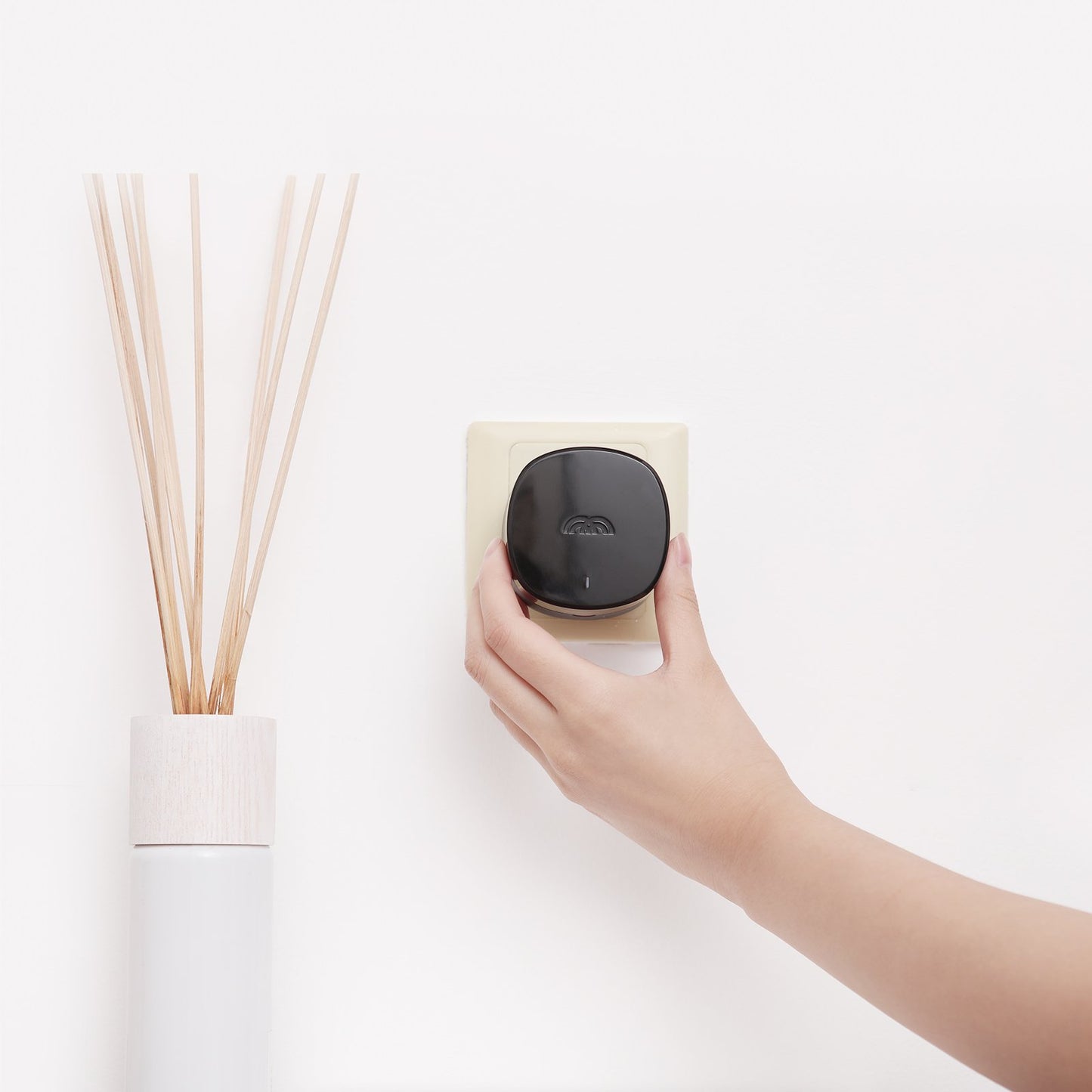 The Bee – Mesh Wi-Fi node, adds up to 500 sq. ft.